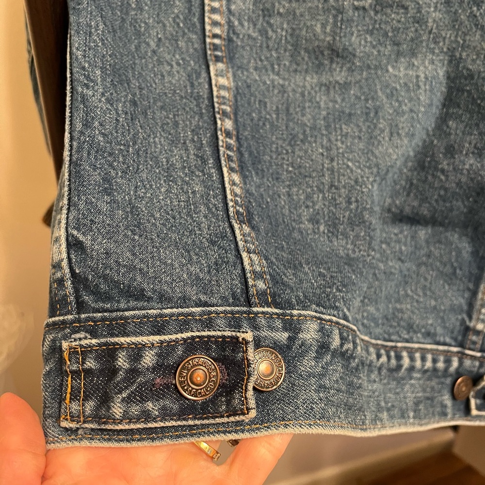 Levi’s classic jean jacket fits women’s xs-s best - Picture 6 of 7